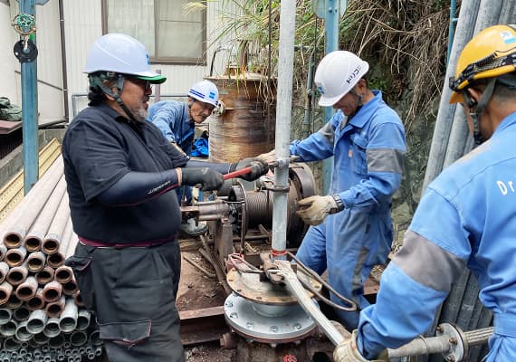 温泉メンテナンス作業の様子